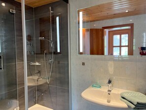 Dusche, Haartrockner, Handtücher