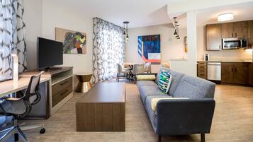 Suite, 1 dormitori, cantonada | Sala d'estar | Televisor LED de 47 polzades amb canals digitals i televisor