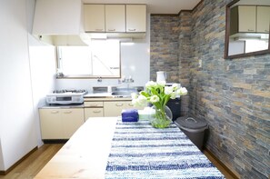 Interior detail - Maru House (Osaka)