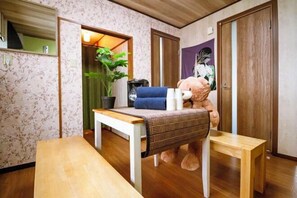 Premium bedding, memory foam beds, in-room safe, blackout drapes - Maru House (Osaka)