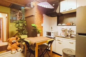 Premium bedding, memory foam beds, in-room safe, blackout drapes - Maru House (Osaka)