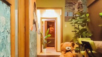 高級寝具、低反発ベッド、セーフティボックス (室内)、遮光カーテン