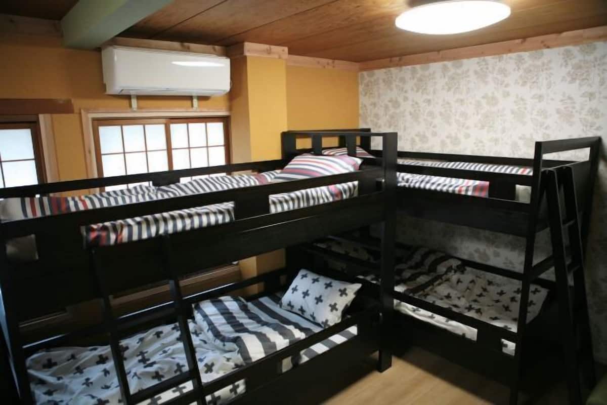 Hochwertige Bettwaren, Betten mit Memory-Foam-Matratzen, Zimmersafe