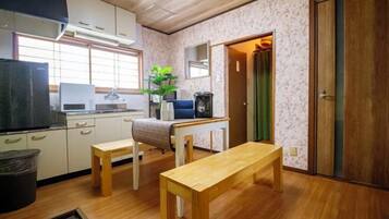 高級寝具、低反発ベッド、セーフティボックス (室内)、遮光カーテン