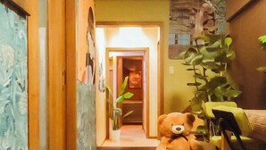 Luxe beddengoed, bedden met traagschuimmatras, een kluis op de kamer