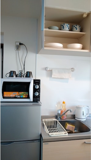 Réfrigérateur, micro-ondes, plaque de cuisson, bouilloire électrique