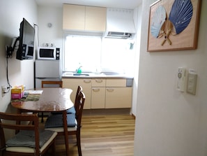 Réfrigérateur, micro-ondes, plaque de cuisson, bouilloire électrique