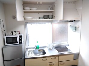Réfrigérateur, micro-ondes, plaque de cuisson, bouilloire électrique