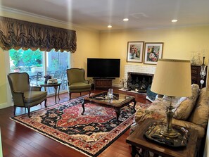 Smart TV, fireplace, books, stereo