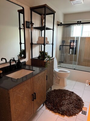 Combined shower/bathtub, hair dryer, towels, soap