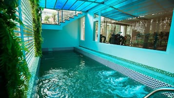 Indendørs pool