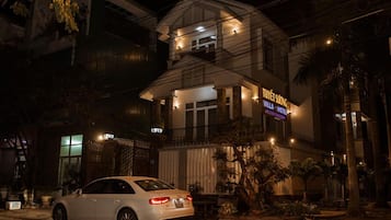 Mặt tiền nơi lưu trú - ban đêm