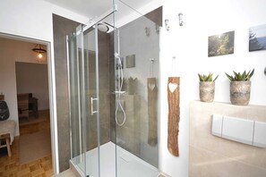 Regadera, secadora de cabello, toallas 