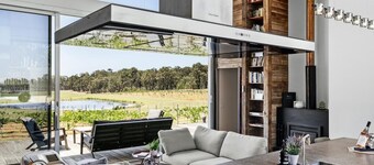 The Longhouse - Suite 2 - Iconic Hunter Valley property, 2 en-suite bedrooms and vineyard views