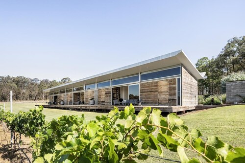The Longhouse - Suite 3 - Iconic Hunter Valley property with 2 en-suite bedrooms and vineyard views