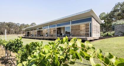 The Longhouse - Suite 3 - Iconic Hunter Valley property with 2 en-suite bedrooms and vineyard views