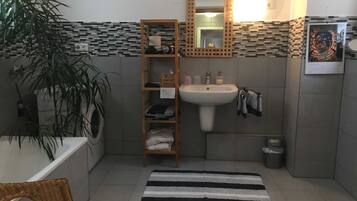 Dusche, Haartrockner, Handtücher, Seife