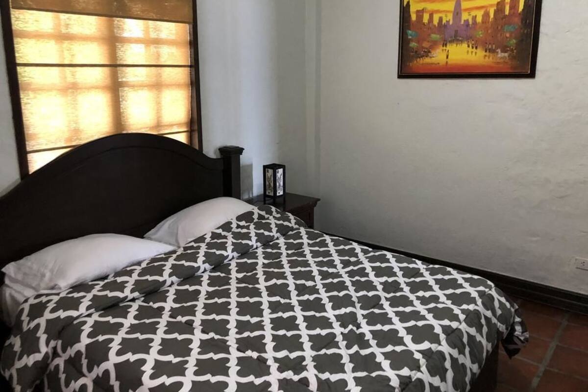 Cortinas blackout, tabla de planchar con plancha y wifi gratis