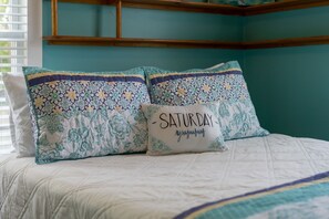 4 habitaciones, escritorio y tabla de planchar con plancha 