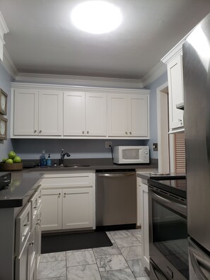 Een koelkast, een magnetron, een oven, een kookplaat