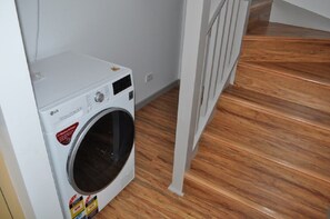 Interior - 2 x Bedroom House with private entrance. (Frenchs Forest)