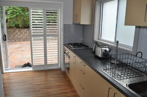 Fridge, microwave, oven, paper towels - 2 x Bedroom House with private entrance. (Frenchs Forest)