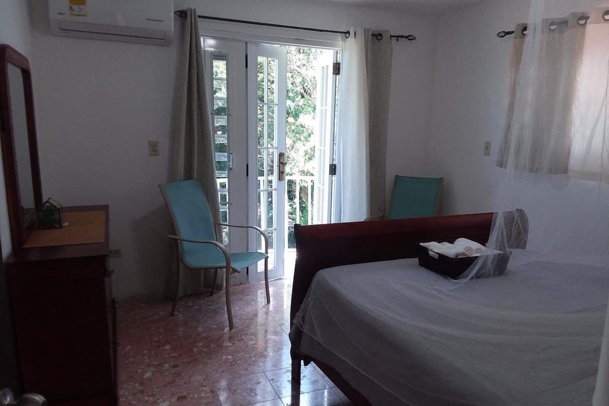 Escritorio, cortinas blackout, wifi gratis y ropa de cama
