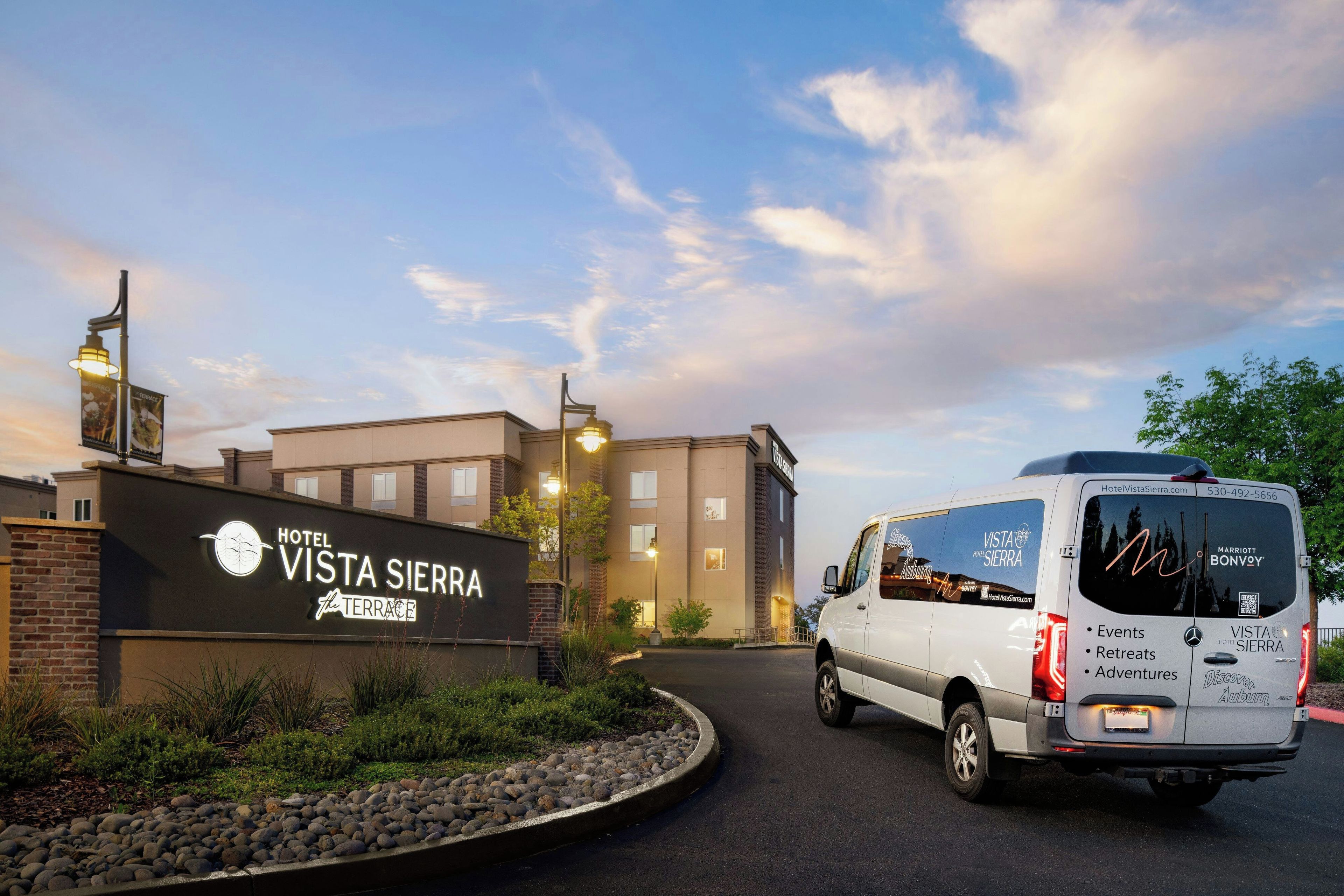 Un fourgon blanc était garé devant l’entrée d’un hôtel, sur lequel on pouvait lire les inscriptions « Hôtel Vista Sierra » et « La Terrasse ».