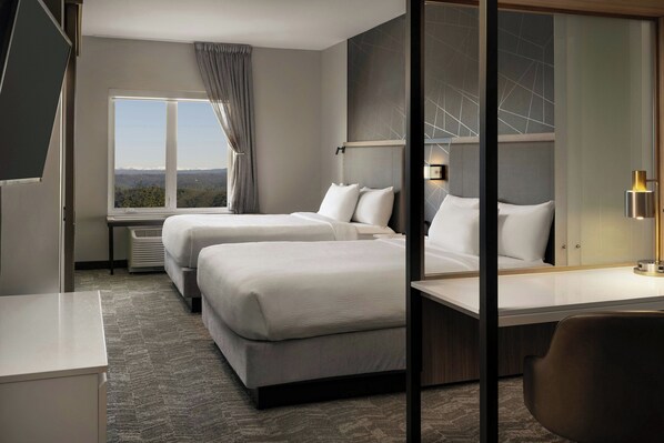Suite, 2 camas de matrimonio, vistas a la montaña | Escritorio y espacio para trabajar con un portátil