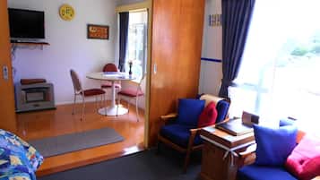 TV, lettore DVD, tavolo da ping pong, libri