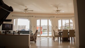 Vila conforto, 4 quartos | Área de estar | Smart TV, Netflix, dock para MP3