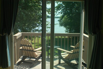 Charming beachfront cottage in Point Peninsula