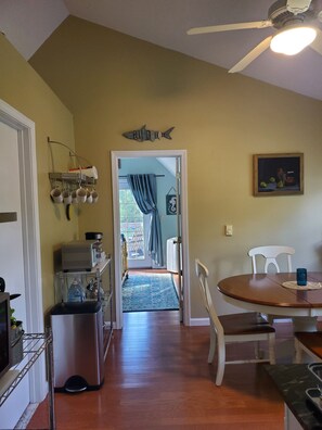 Dining - Charming beachfront cottage in Point Peninsula (Three Mile Bay)