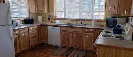 Réfrigérateur, four à micro-ondes, un four, surface de cuisson