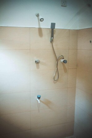 ฝักบัว, เรนชาวเวอร์, ผ้าเช็ดตัว