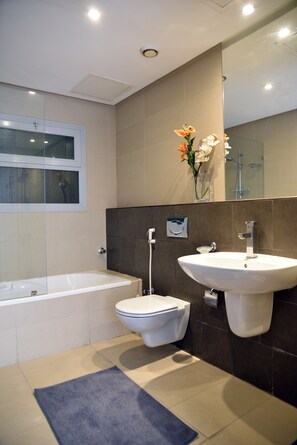 Appartement Standard, 2 chambres | Salle de bain | Douche, articles de toilette (gratuits), peignoirs, pantoufles