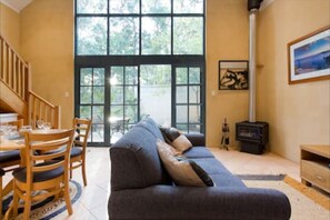 Smart TV, fireplace, DVD player, toys