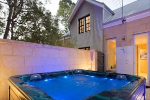 Tina de hidromasaje al aire libre