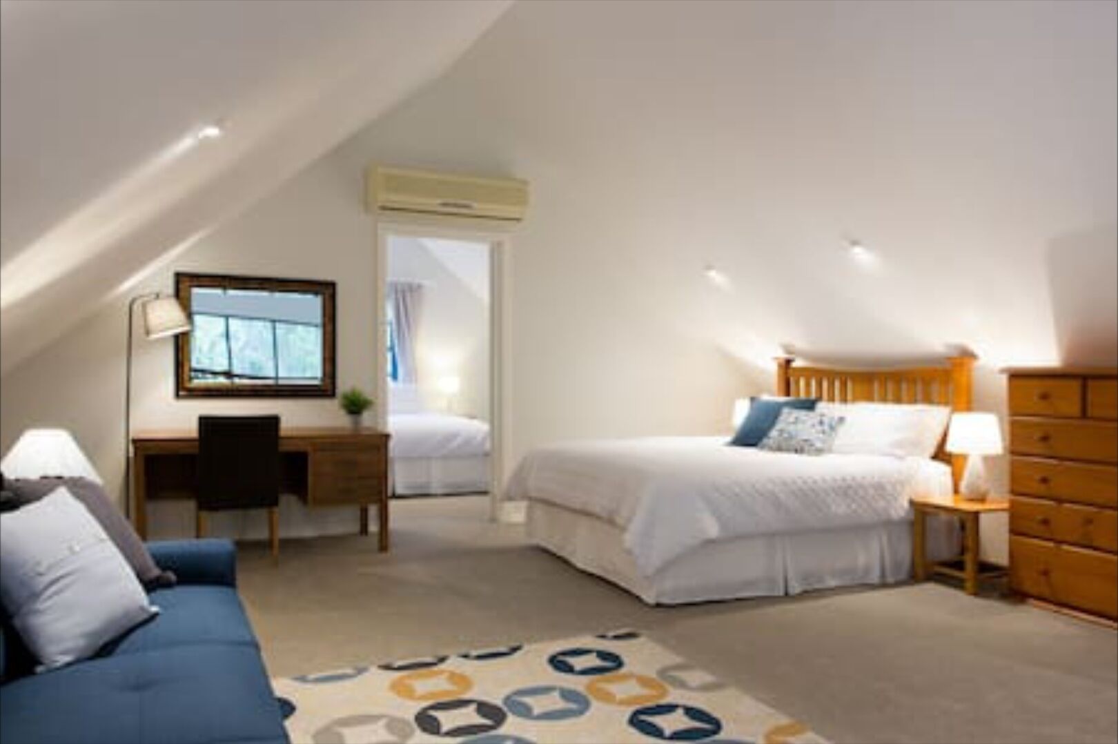 2 間睡房、書桌、熨斗/熨衫板、可攜式嬰兒床