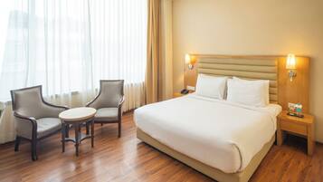 Deluxe Double Room, 1 King Bed, Non Smoking | Minibar, in-room safe, desk, blackout curtains