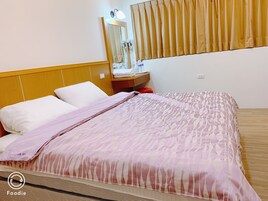 Economy Double Room, 1 King Bed | Premium bedding, pillowtop beds, desk, blackout drapes