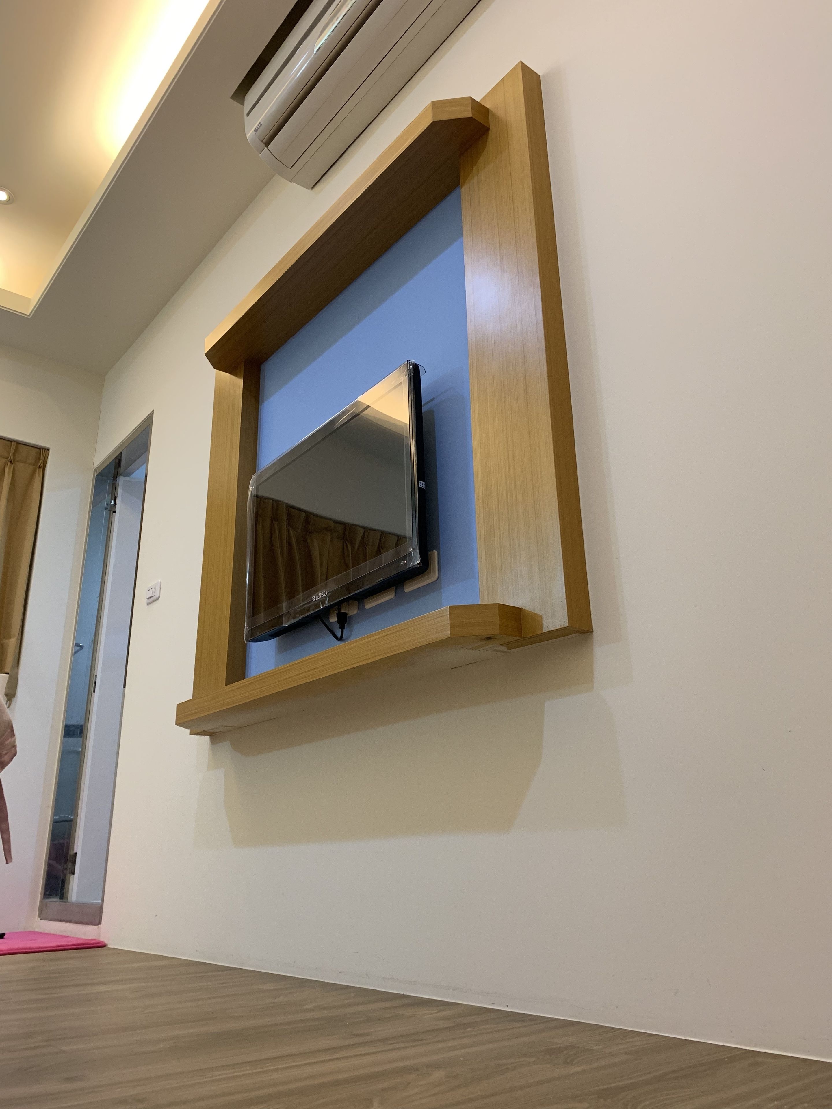 Economy Double Room, 1 King Bed | Premium bedding, pillowtop beds, desk, blackout drapes