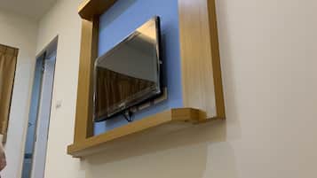 Economy Double Room, 1 King Bed | Premium bedding, pillowtop beds, desk, blackout drapes