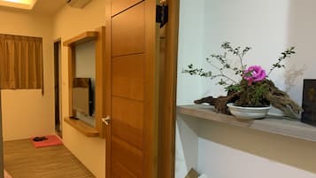 Habitación doble económica, 1 cama King size | Ropa de cama de alta calidad, camas con pillow-top y escritorio