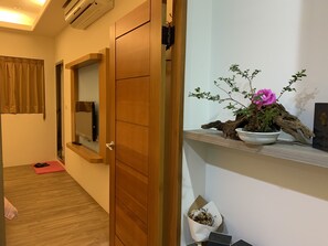 Economy Δίκλινο Δωμάτιο (Double), 1 King Κρεβάτι | Κλινοσκεπάσματα υψηλής ποιότητας, κρεβάτια με ανώστρωμα, γραφείο