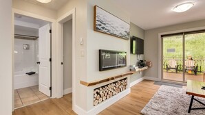 Une salle de bain moderne équipée d’une baignoire, d’une douche et de toilettes.