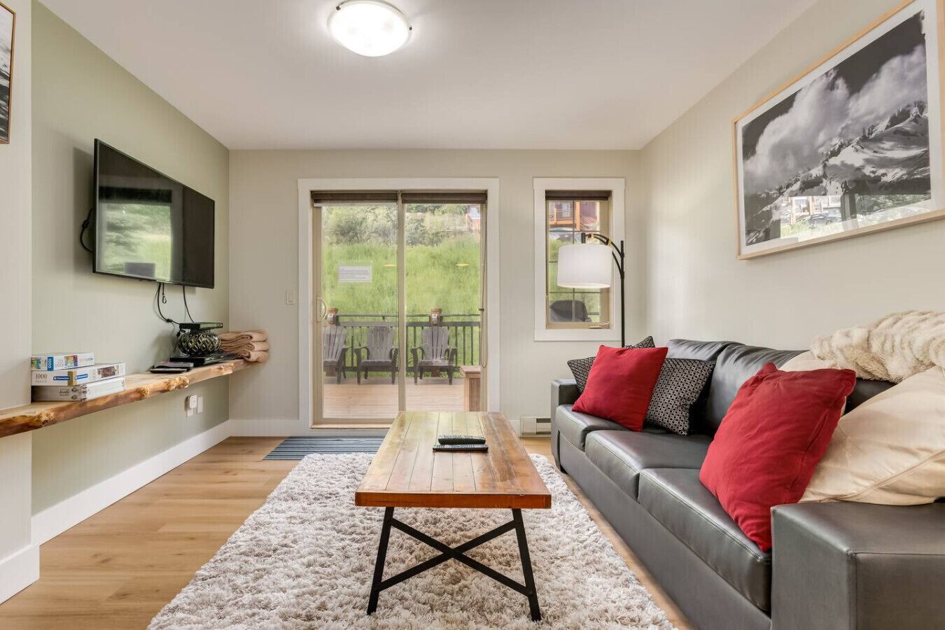 Televisión y chimenea 