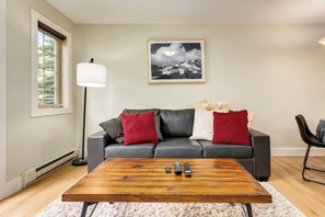 Smart TV, fireplace - Rockies Escape, Skiing, Hiking & Private Hot Tub (Golden)