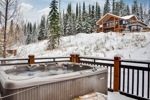 Outdoor spa tub - Rockies Escape, Skiing, Hiking & Private Hot Tub (Golden)