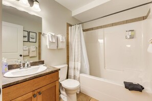 Hair dryer - ✪Rockies Escape, Skiing, Hiking & Private Hot Tub✪ (Golden)